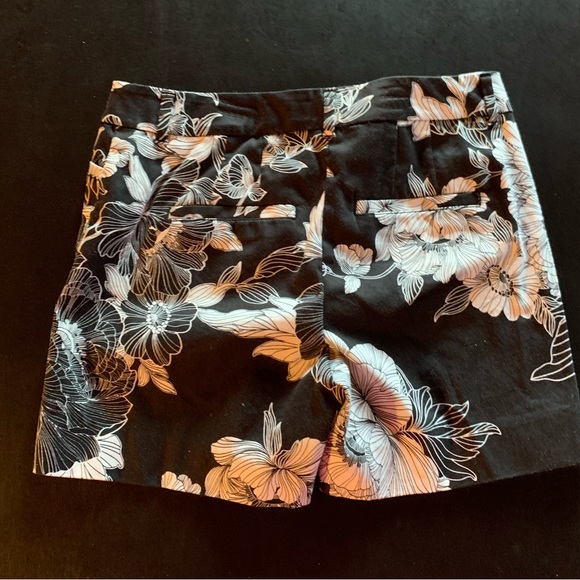 WHBM White House Black Market white and black floral shorts. Like new condition - Picture 4 of 5